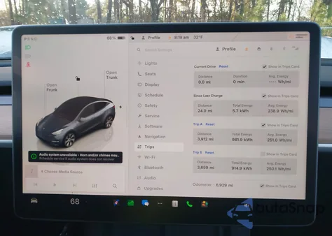 2023 Tesla Model Y Awd/Long Range Dual Motor All-Wheel Drive z USA, uszkodzony, nr VIN 7SAYGDEE5PA125274